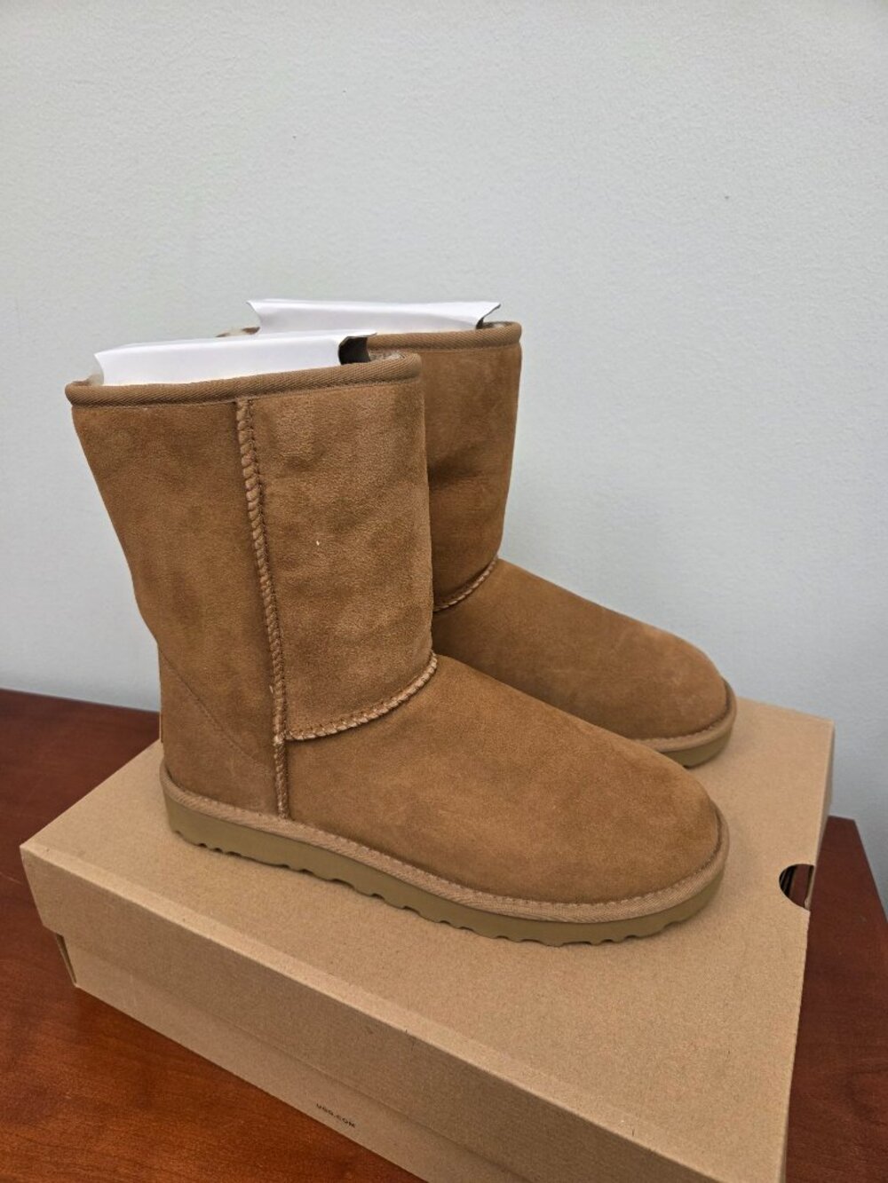 UGG Classic Short II Women's Size 10 New in Box with damage - Picture 2 of 6